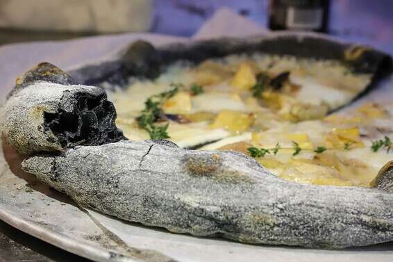 פיצה שחורה בJA-JA // צילום: מקס בלחזנוב